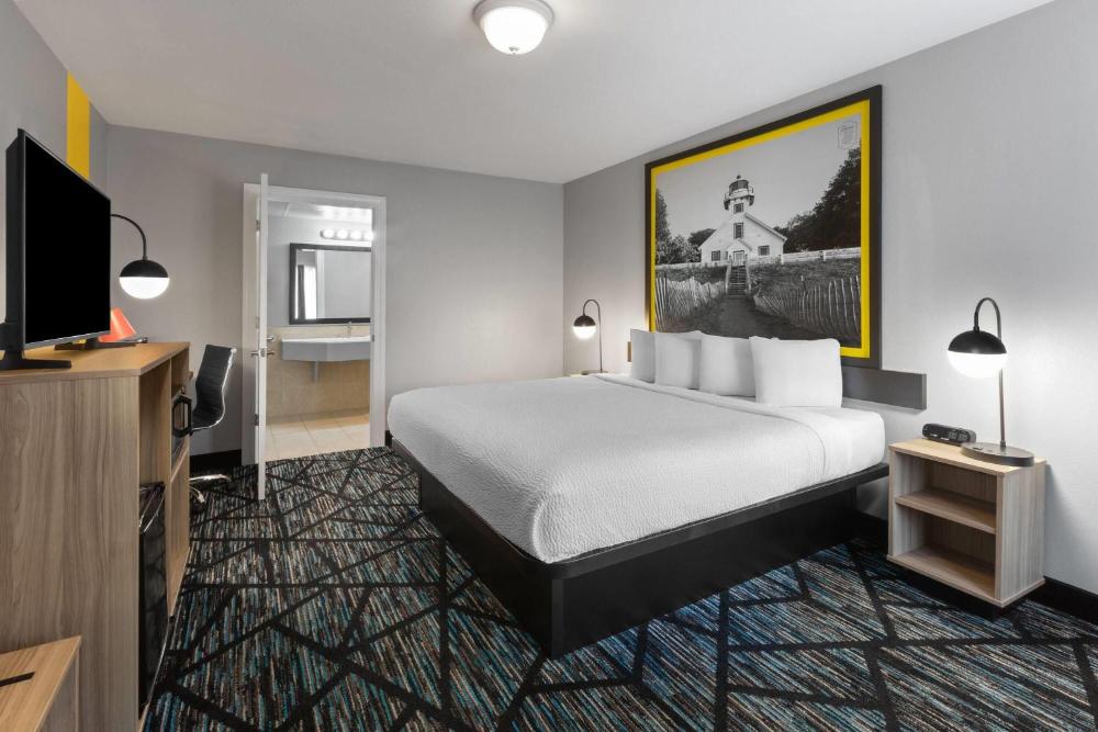 King Room with Roll-in Shower - Mobility Access/Non-Smoking interior