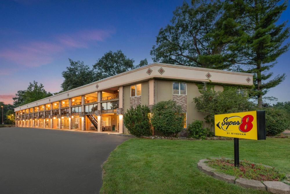 Super 8 by Wyndham Traverse City